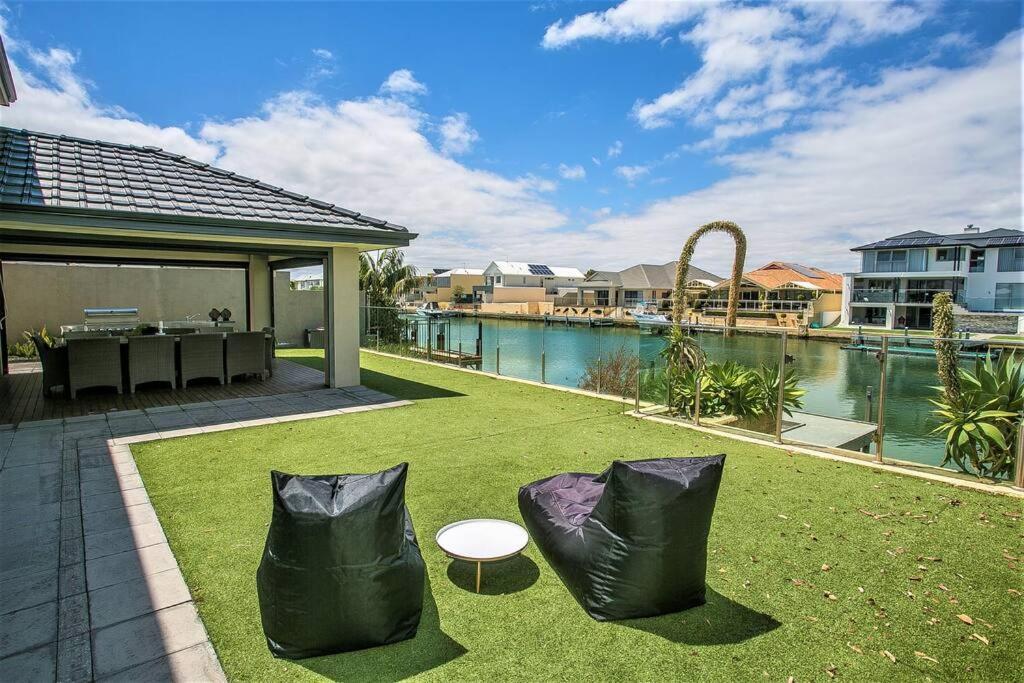 2 Luxury Canal Holiday Homes - Sleep 28 Mandurah Luaran gambar