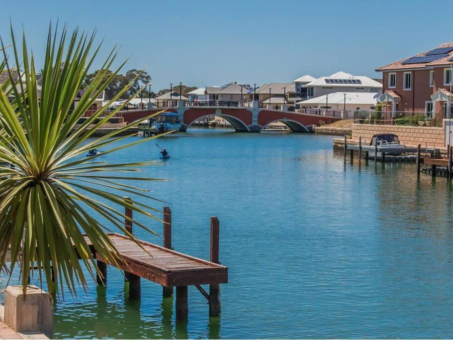 2 Luxury Canal Holiday Homes - Sleep 28 Mandurah Luaran gambar