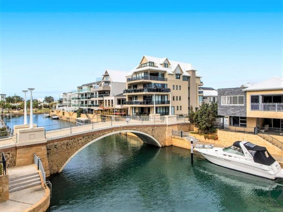 2 Luxury Canal Holiday Homes - Sleep 28 Mandurah Luaran gambar