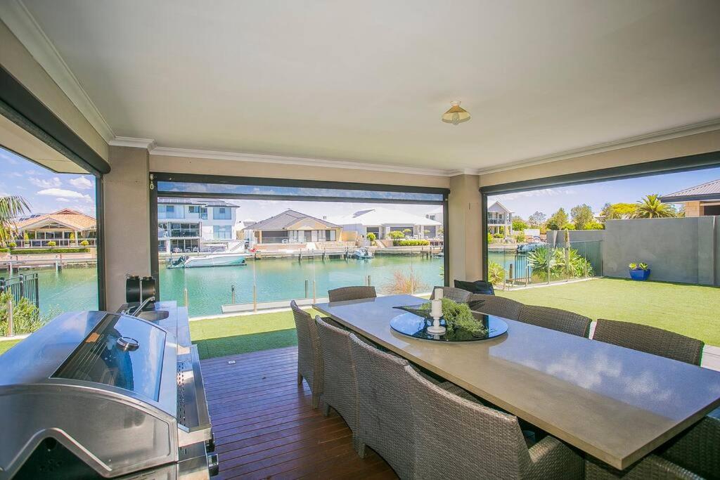 2 Luxury Canal Holiday Homes - Sleep 28 Mandurah Luaran gambar